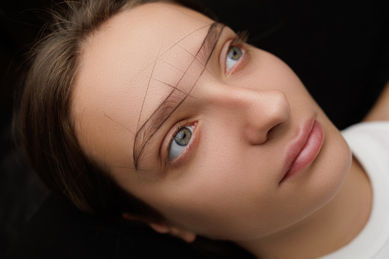 https://clinoraclinic.ghayatltd.com/wp-content/uploads/2026/06/materials/eyebrow- transplant/shutterstock_2505451397.jpg